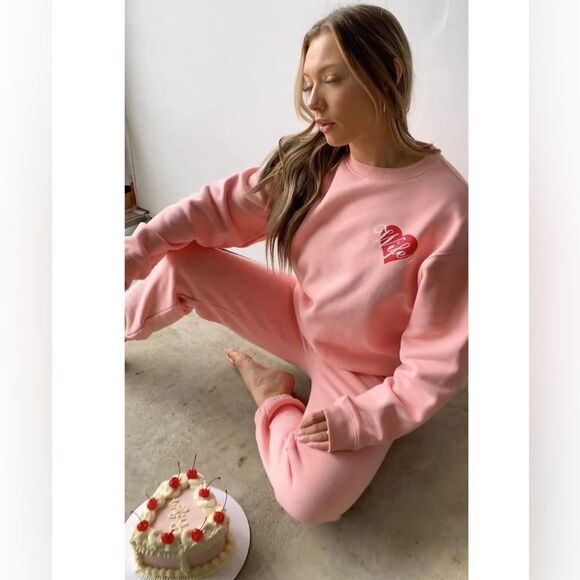 NWT Wool + Pepper Co. Limited Edition WIFEY Heart Crewneck Sweatshirt - Picture 4 of 6